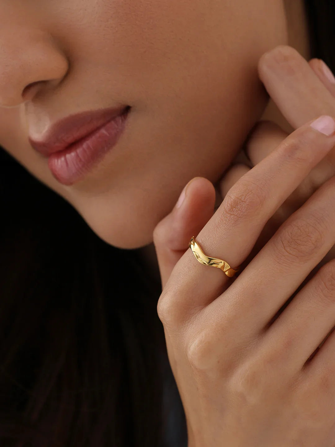 Solene Wavy Carved Finger Ring for Women