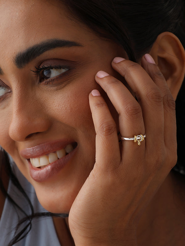 Dual Tone Interlinked Band Finger Ring