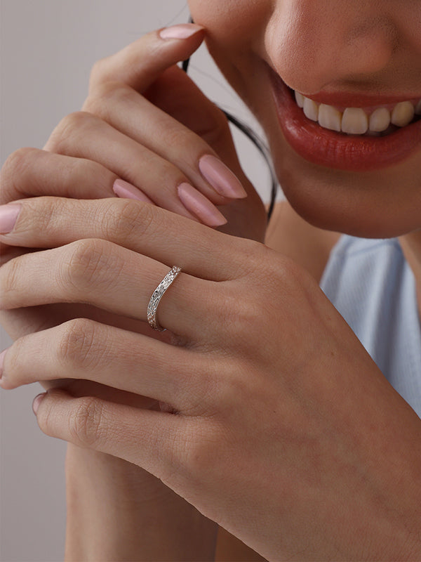 Close up of Elara contemporary adjustable ring 