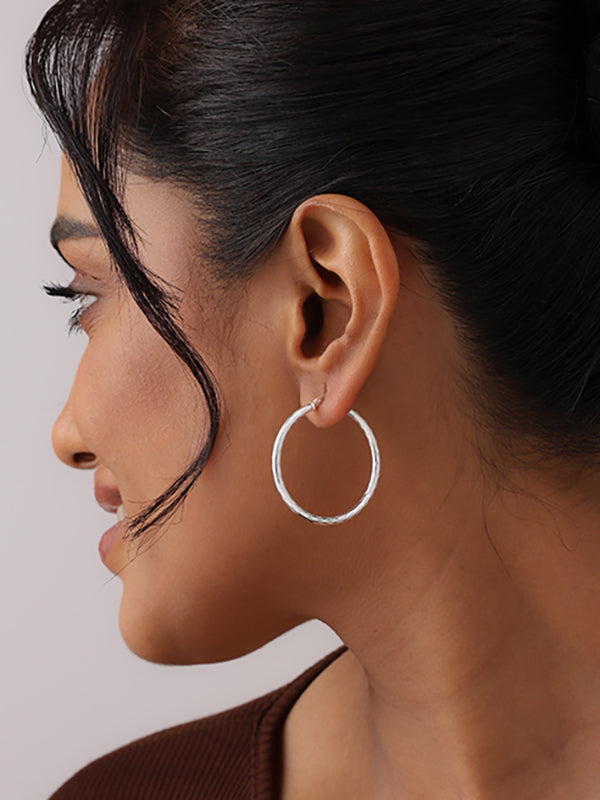 Silver hoops earrings in round shape