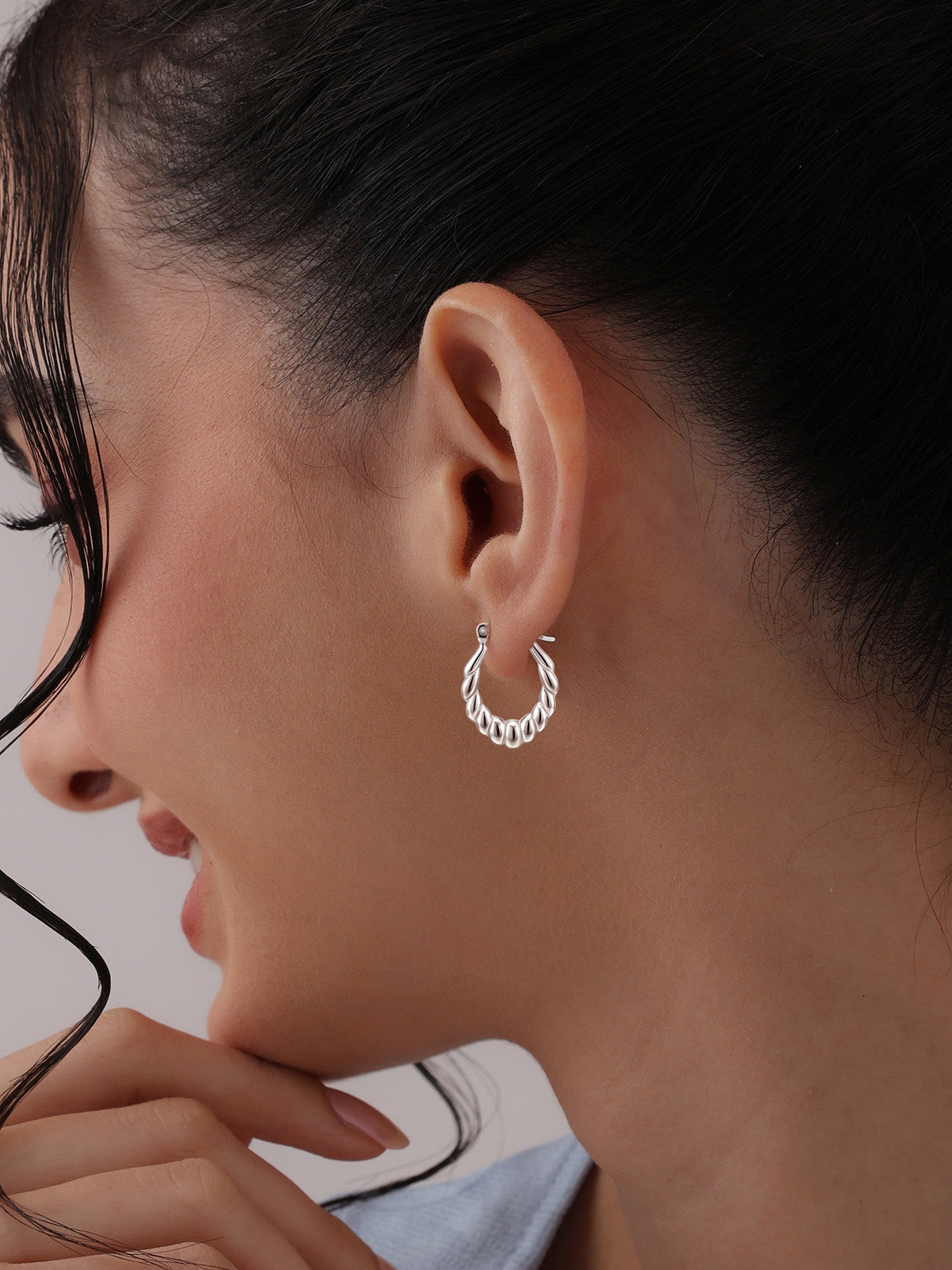 Conchiglia Twisted Shrimp Women's Hoop Earrings