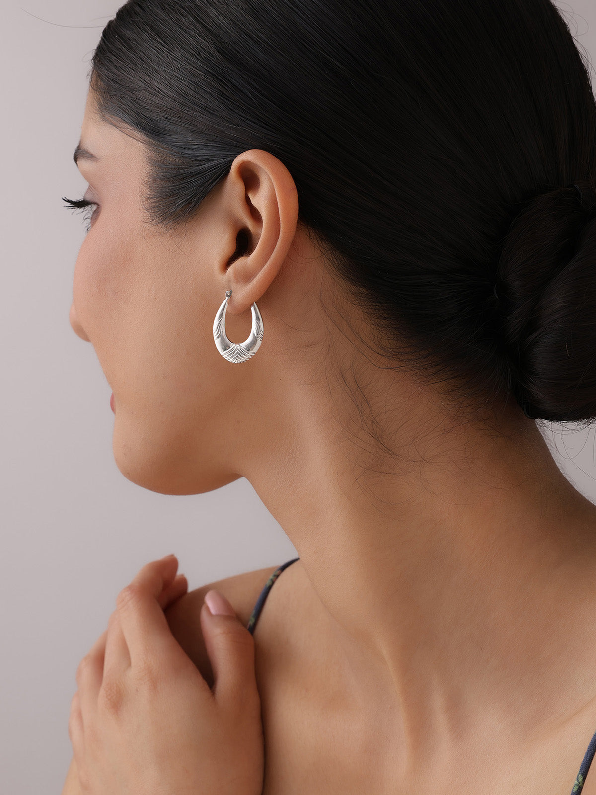 Conchiglia Ribbed Textured Women's Hoop Earrings