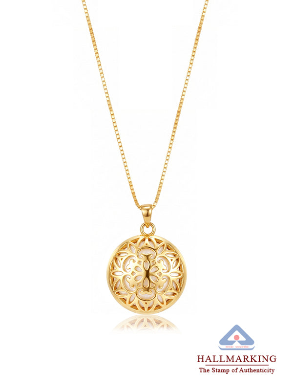 Evara Refined Pendant with chain Necklace for Women