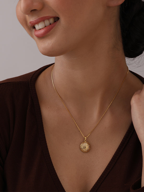 Evara Refined Pendant with chain Necklace for Women