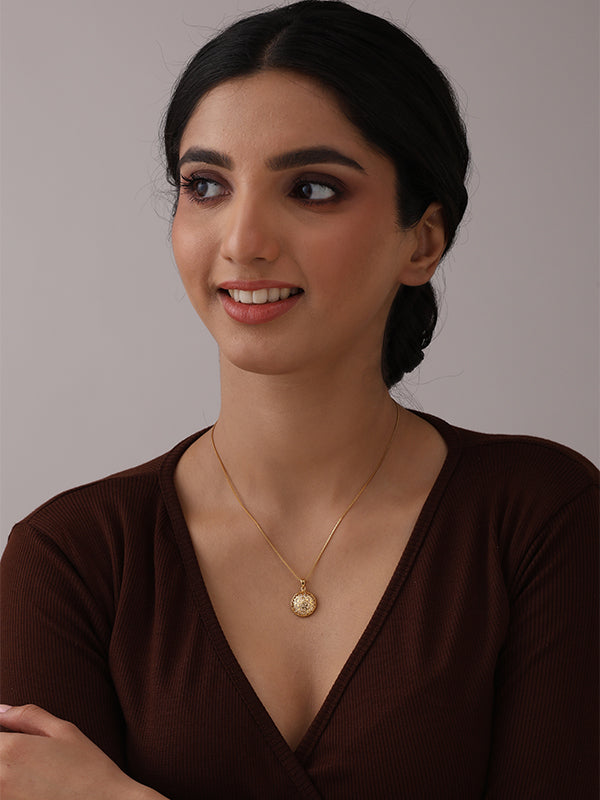 Evara Refined Pendant with chain Necklace for Women