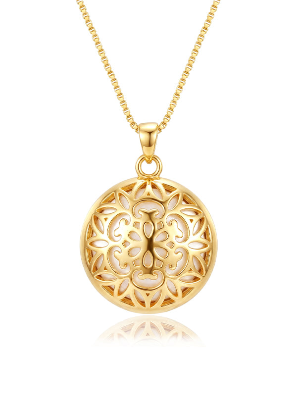 Evara Refined Pendant with chain Necklace for Women