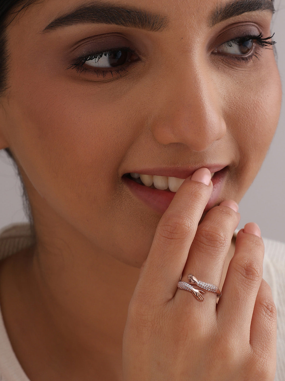Amora Hand Embrace Ring