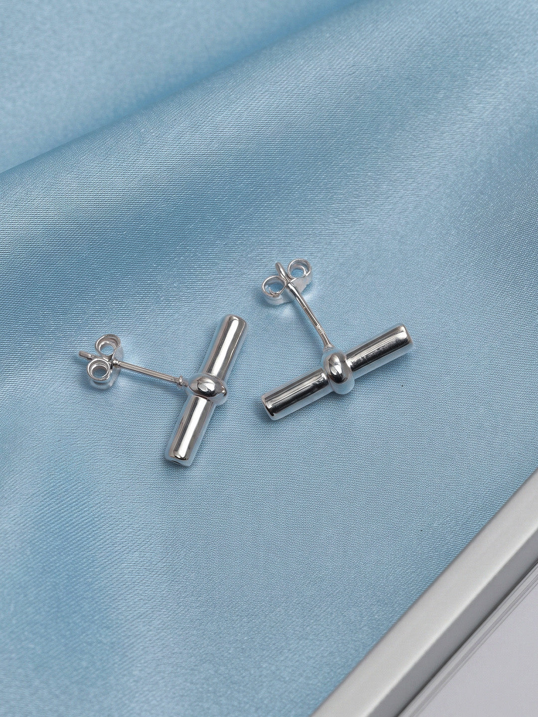 Lightweight Round T-Bar Stud Earrings