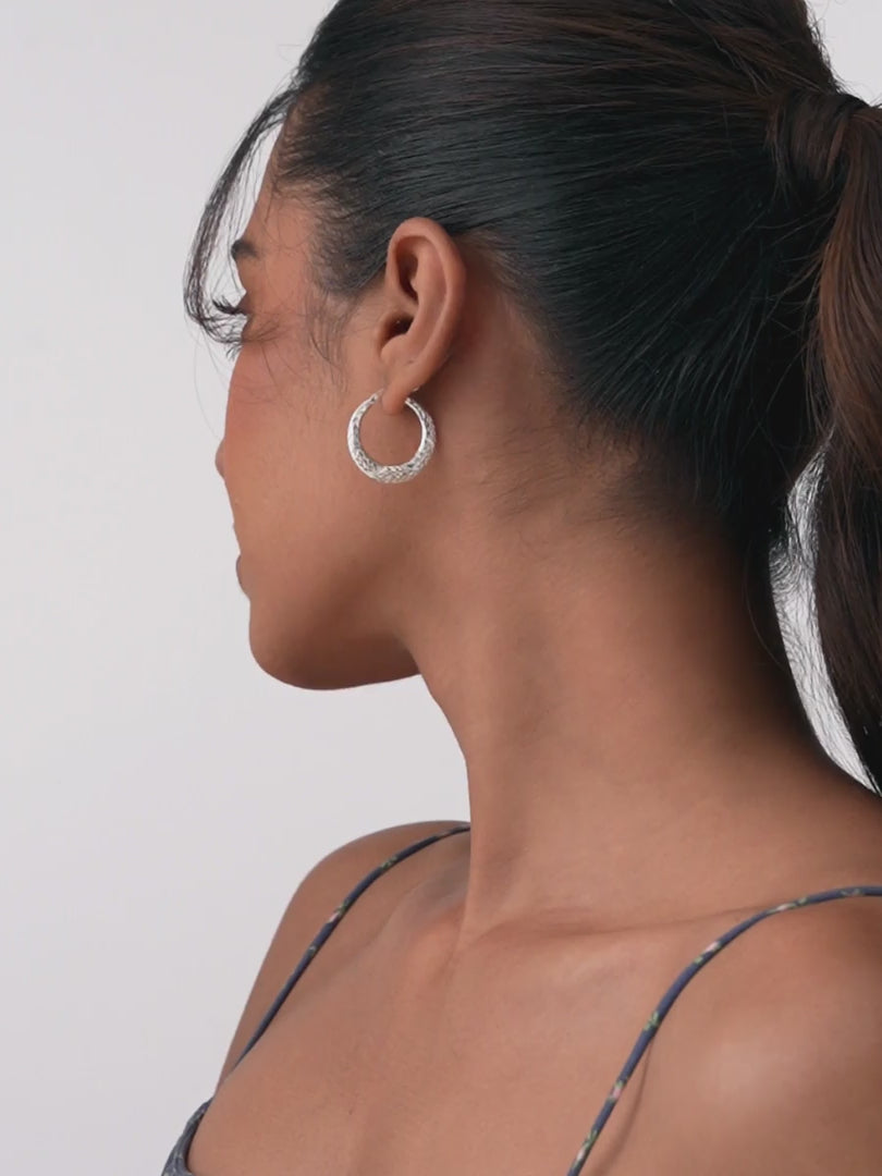 Load video: Diamond-Cut Medium Hoops 25mm