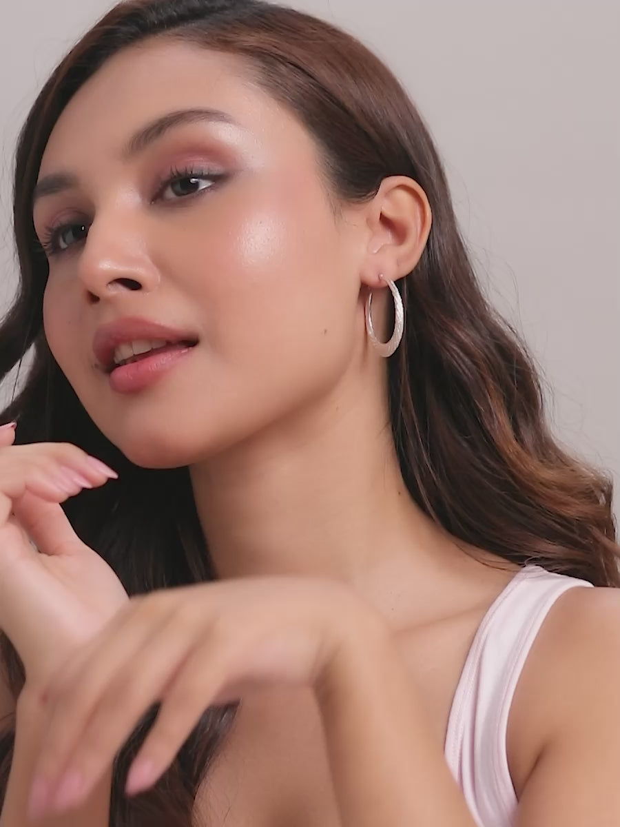 Load video: Classic Diamond-Cut Hoops 30mm