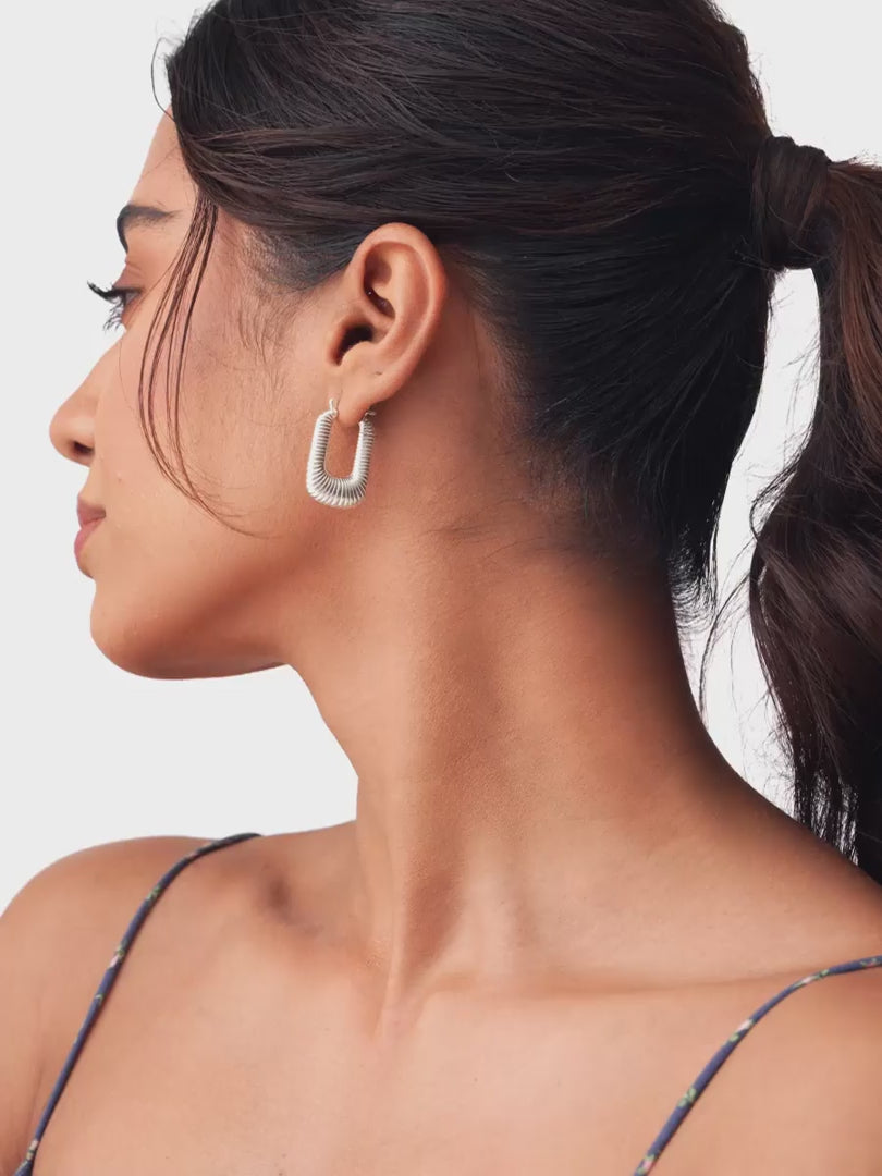 Load video: Medium Chunky Shrimp Textured U-Shape Hoops