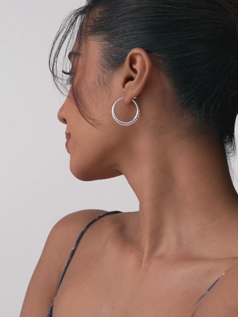 Load video: High-Polish Round Hoops