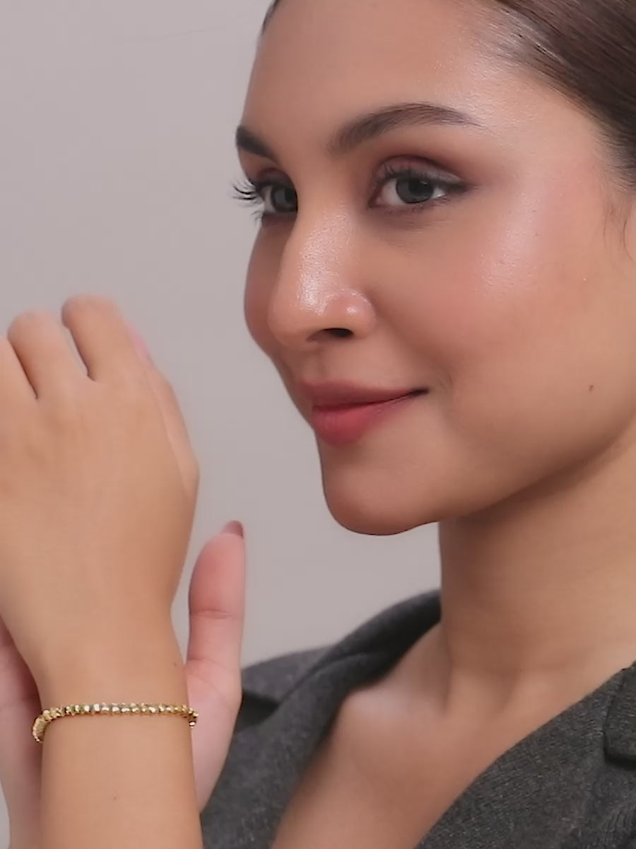 Load video: Golden Celestia Star Bracelet