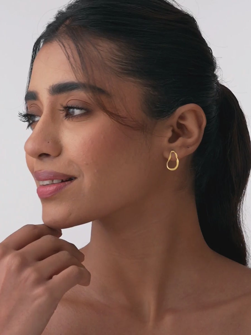 Load video: Golden Aurora Open Hoop Earrings