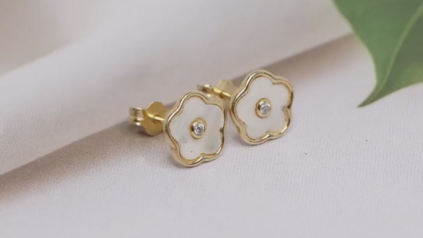 Load video: 925 Sterling Silver 18K Gold-Plated Mother Of Pearl CZ Flower Stud Earring for Women Teen