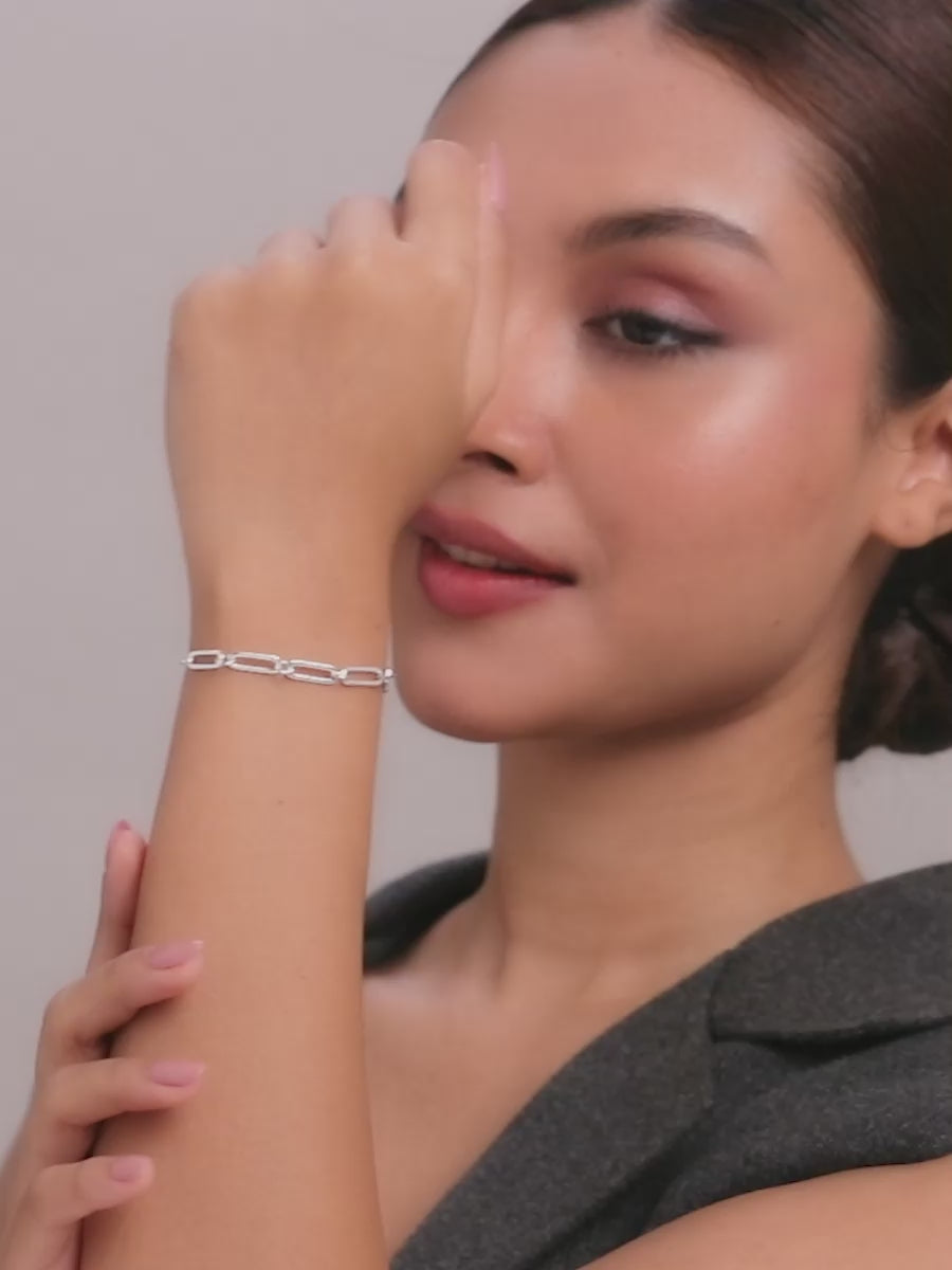 Load video: Italian Paperclip Sliding Bracelet