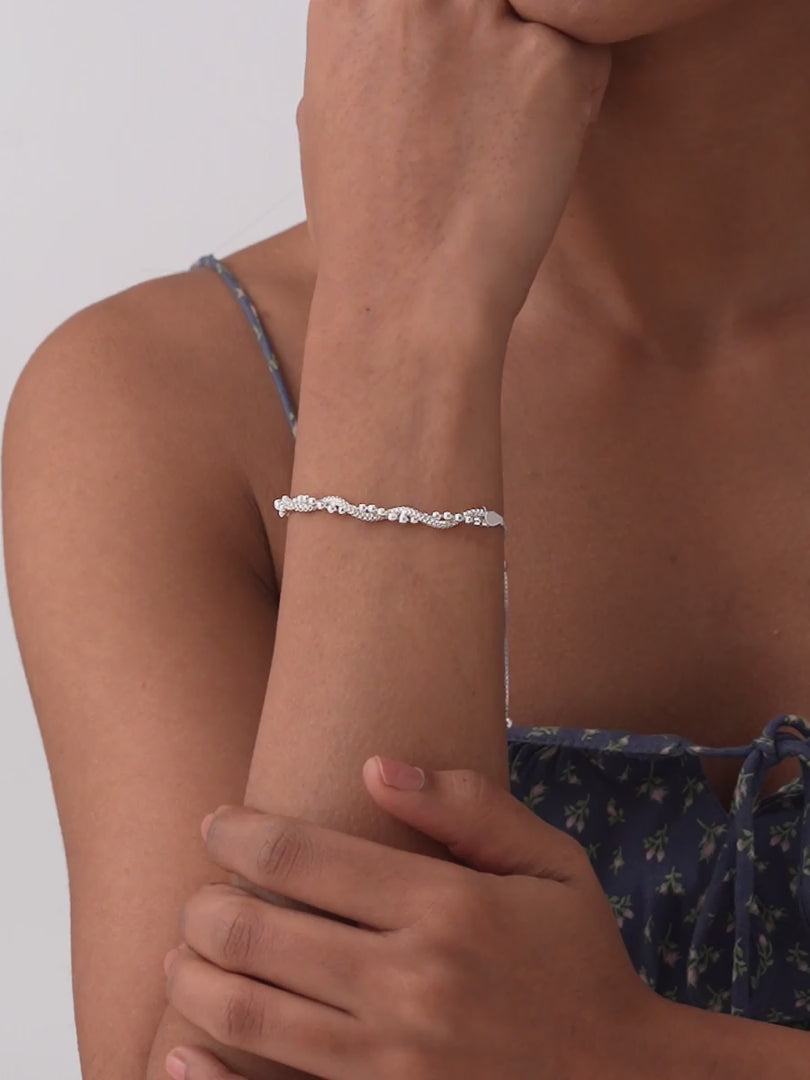 Load video: Diamond Cut Popcorn Chain Sliding Bracelet